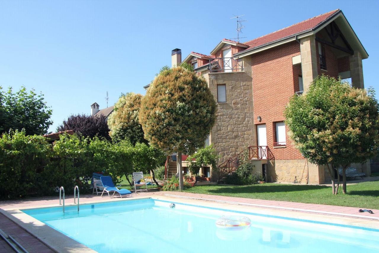 Preciosa Casa Independiente Con Piscina Cubierta Y Gran Jardin Privados 哈罗 外观 照片