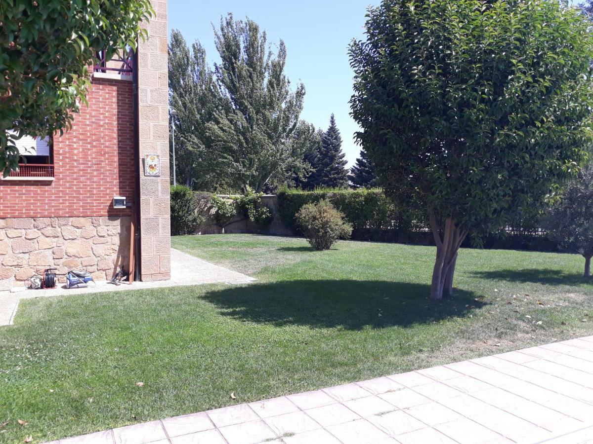 Preciosa Casa Independiente Con Piscina Cubierta Y Gran Jardin Privados 哈罗 外观 照片